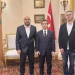 Türk İş Forumu Yönetim Kurulu temsilcileri, Büyükelçilik Konutu'nda düzenlenen "Sıfır Atık" ve COP31 seferberlik etkinliği sırasında Türkiye'nin Londra Büyükelçisi Sayın Osman Koray Ertaş ile birlikte fotoğraflandı.